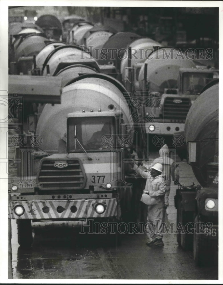 1982 Press Photo Trucks Lined Up to Pour Foundation of Four Allen Center Houston- Historic Images