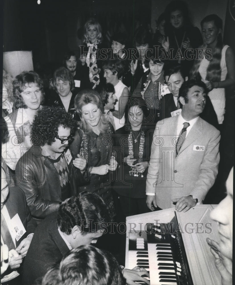 1971 Press Photo Crowd Near Organ Performance Session At Tokyo Song Festival