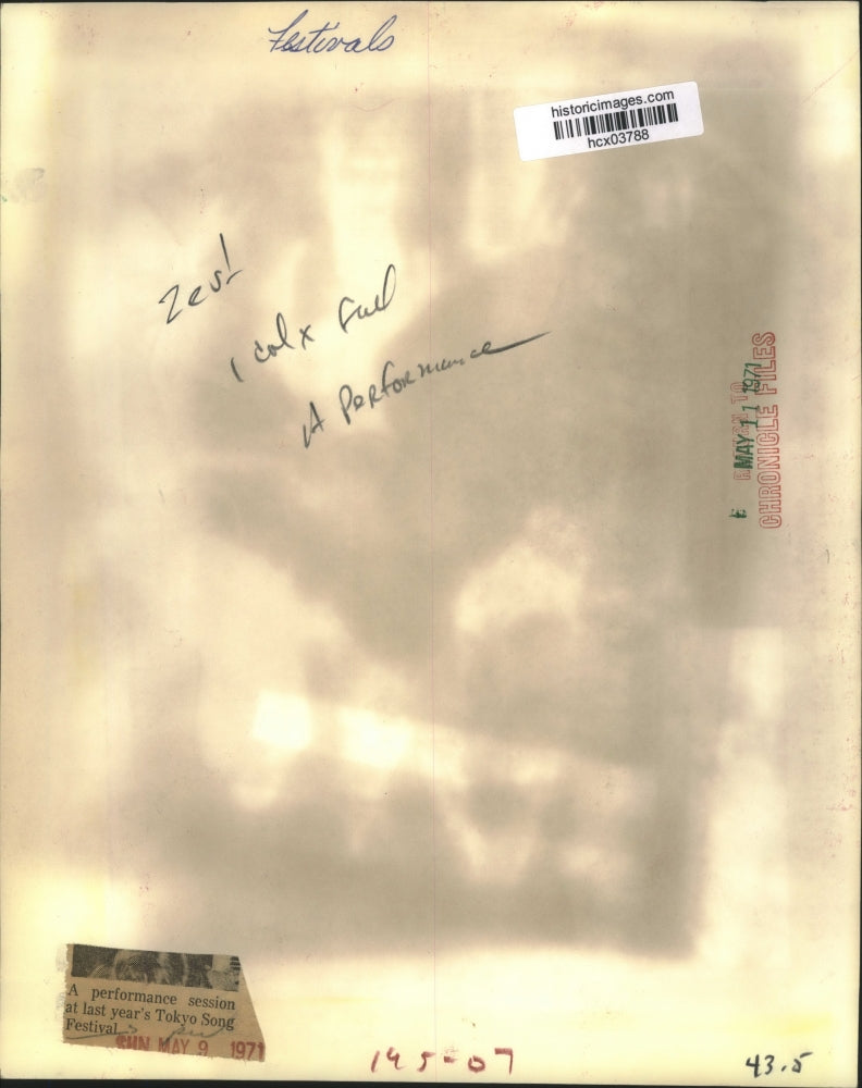 1971 Press Photo Crowd Near Organ Performance Session At Tokyo Song Festival