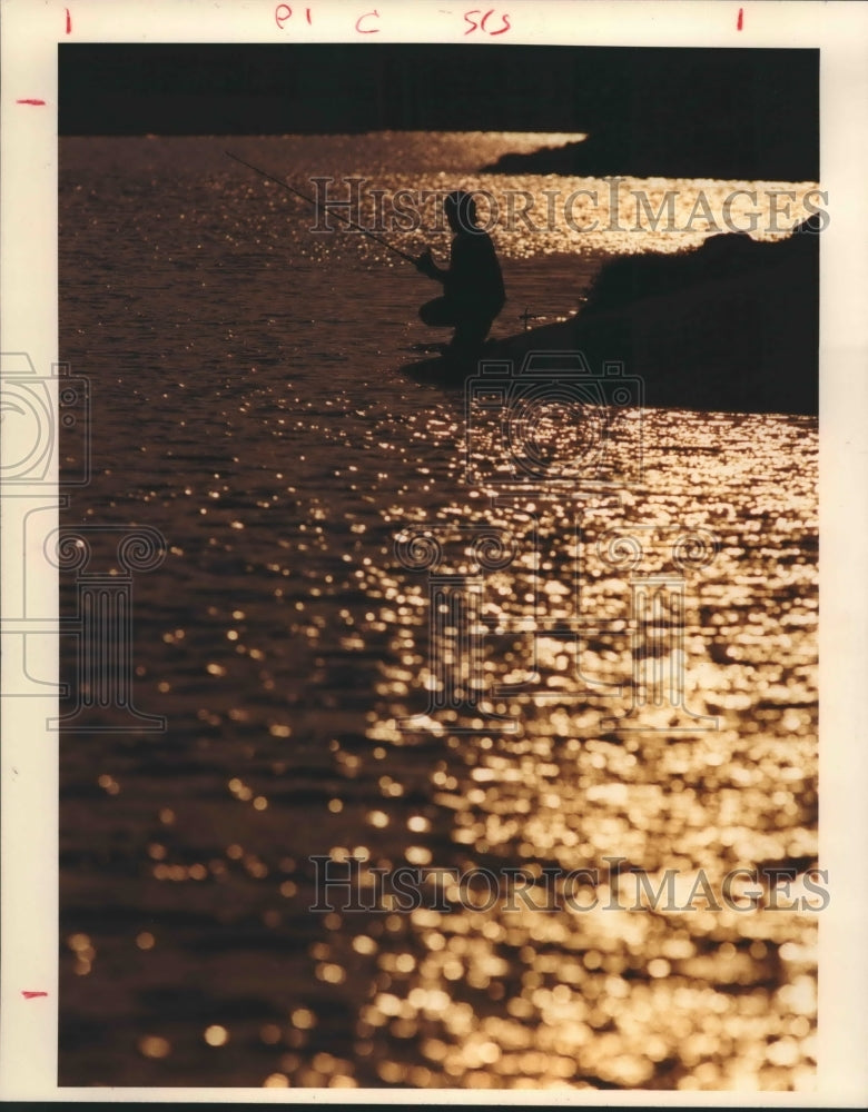 1988 Press Photo Javier Ipina is fishing at at Lake Houston, Texas dam.- Historic Images