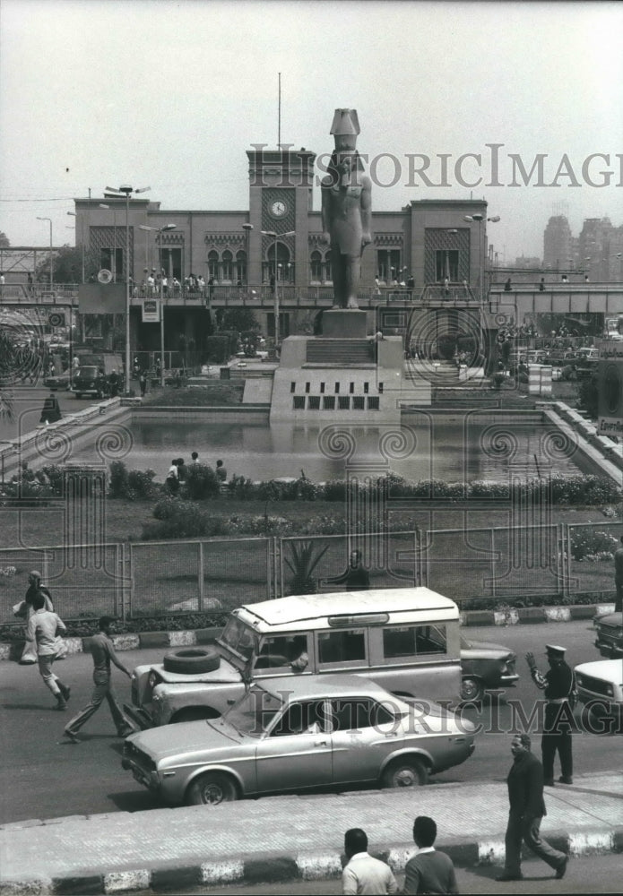 1984 Press Photo Statue of Rameses II Outside Railway Station in Cairo Egypt.