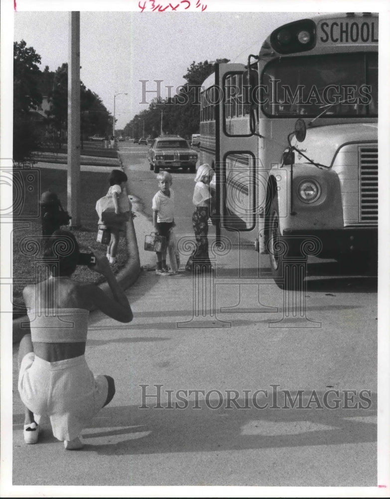 1976 Press Photo mother snap picture of child, Cyprus-Fairbanks School District- Historic Images