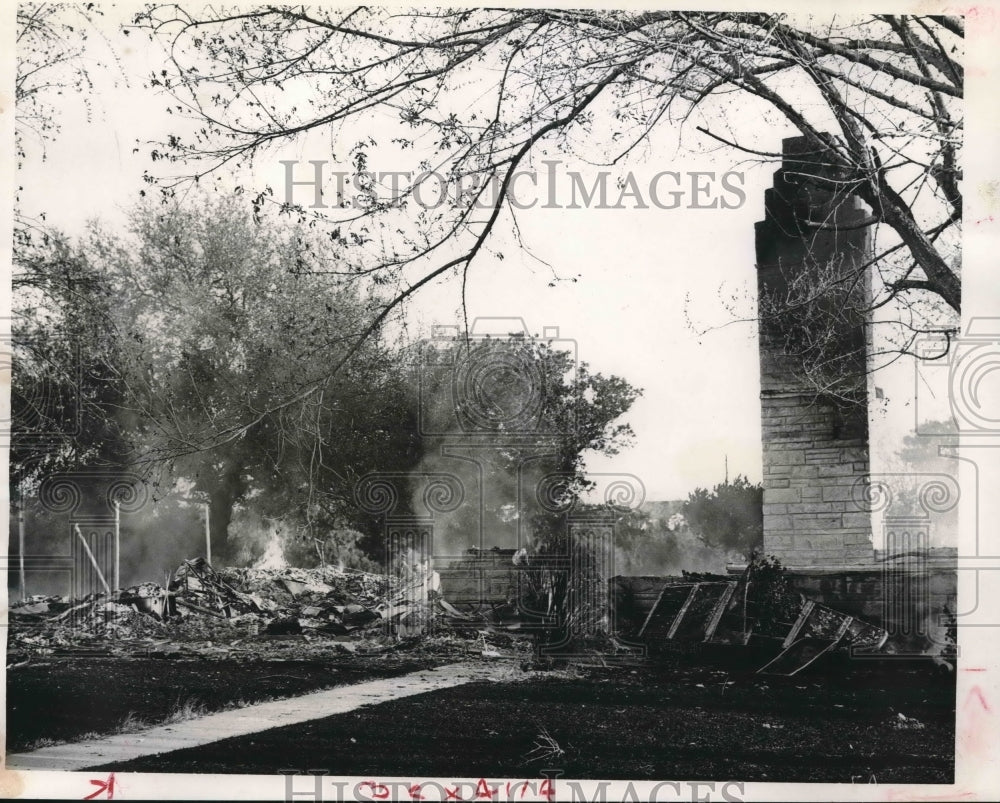 1961 Press Photo fire destroyed house at &quot;Hattie&#39;s Place&quot; Austin, Texas- Historic Images