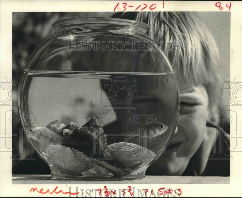 1983 Press Photo David Kettler With His No-Name Pet Goldfish. - hcx04567