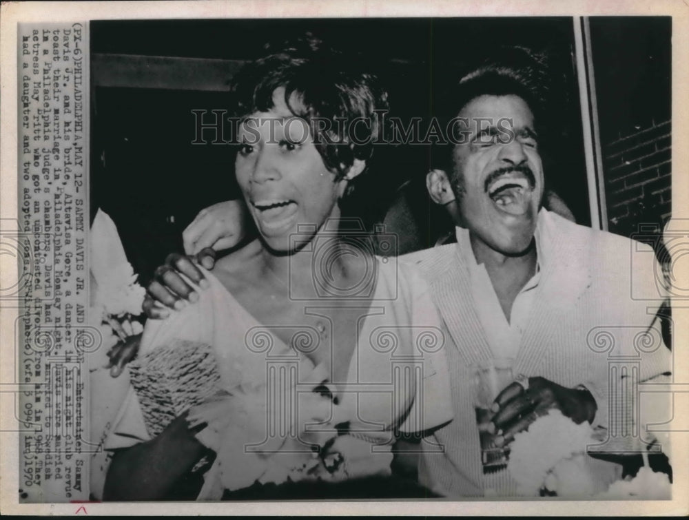 1970 Press Photo Entertainer Sammy Davis Jr. & His Bride & Dancer Altovise Gore.