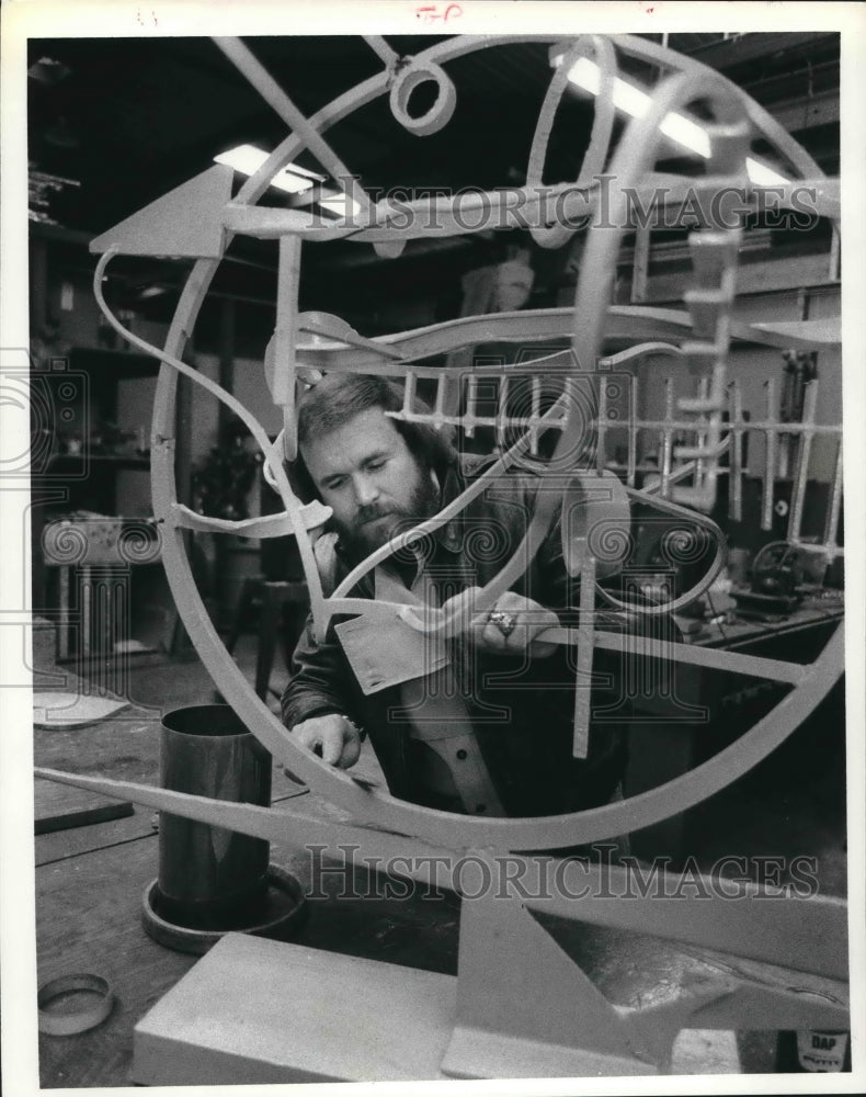1979 Press Photo Sculpture Thom Wheeler welds on art sculpture, Houston