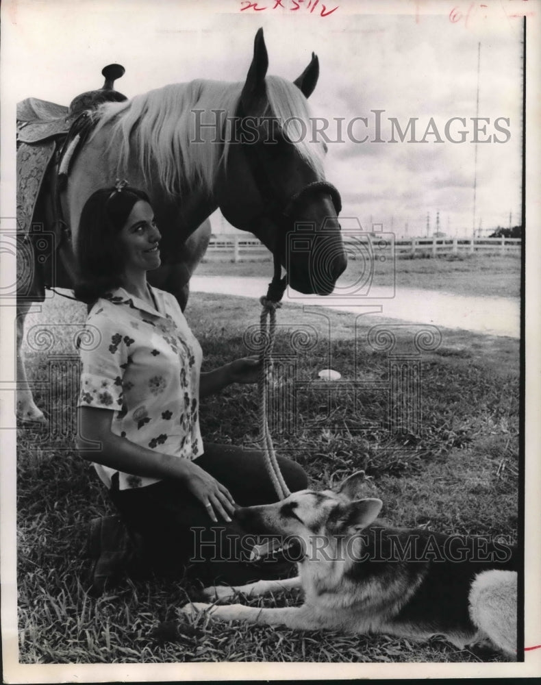 1967 Press Photo Poco Gold a Palomino Shown By Mrs. LT Pierce Jr in Western Show- Historic Images