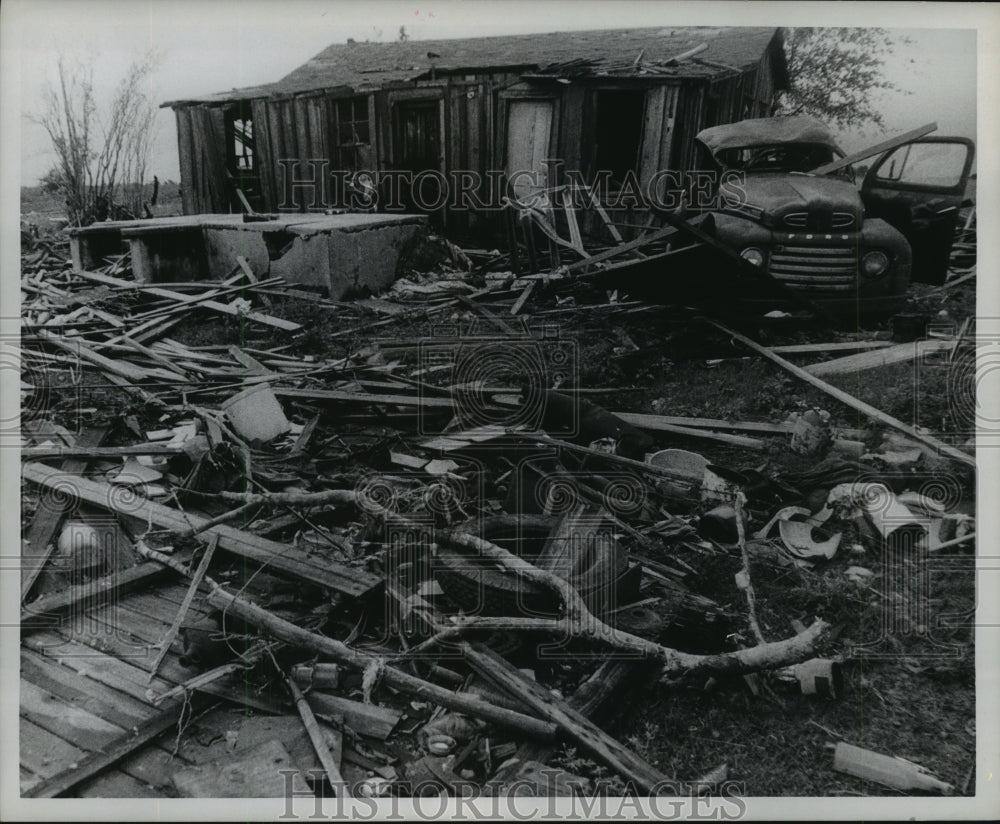 1967 Press Photo Destruction of home after Hurricane Beulah, Hallelsville- Historic Images