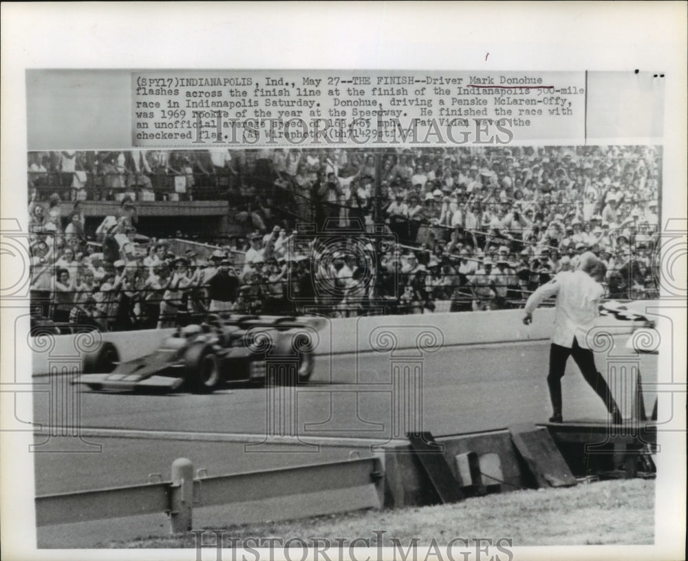 1972 Press Photo Driver Mark Donahue Flashes Across Finish Line, Indianapolis IN- Historic Images