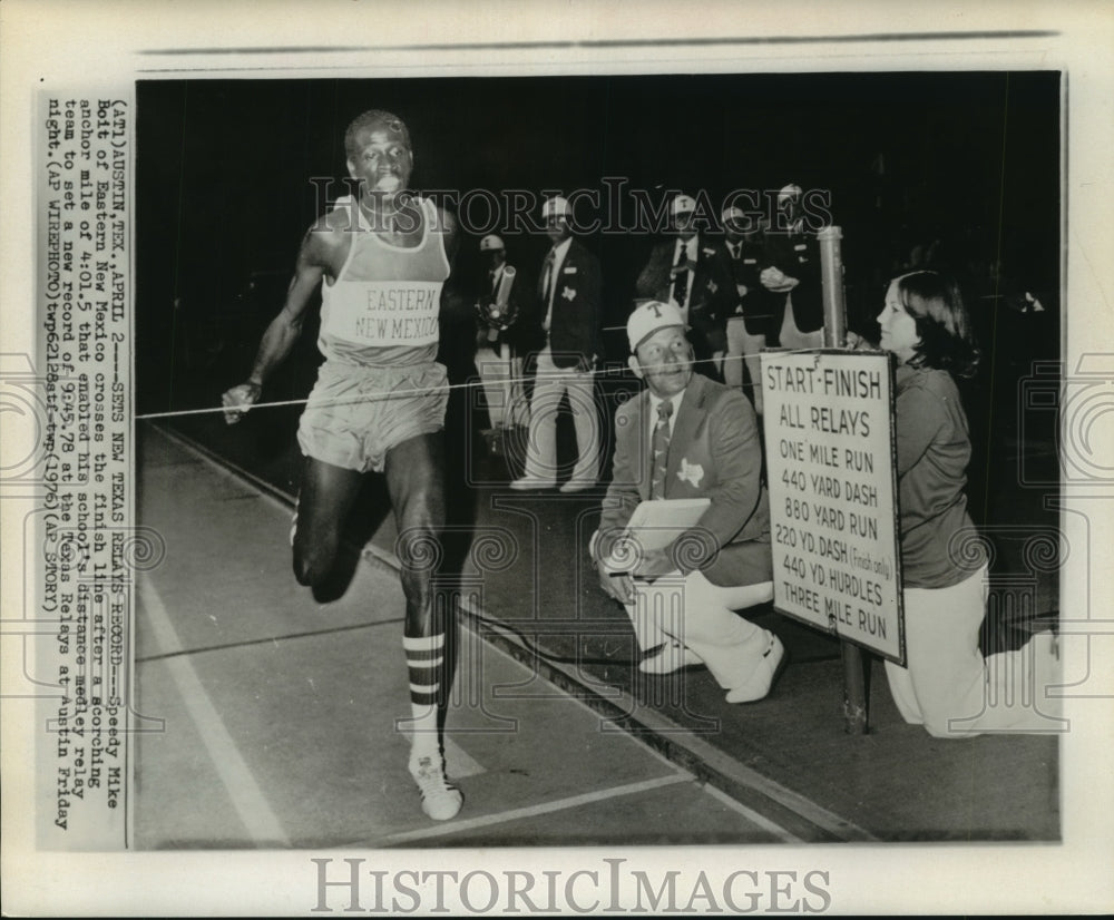 1976 Press Photo Mike Boit Of Eastern New Mexico Crosses Finish Line- Historic Images