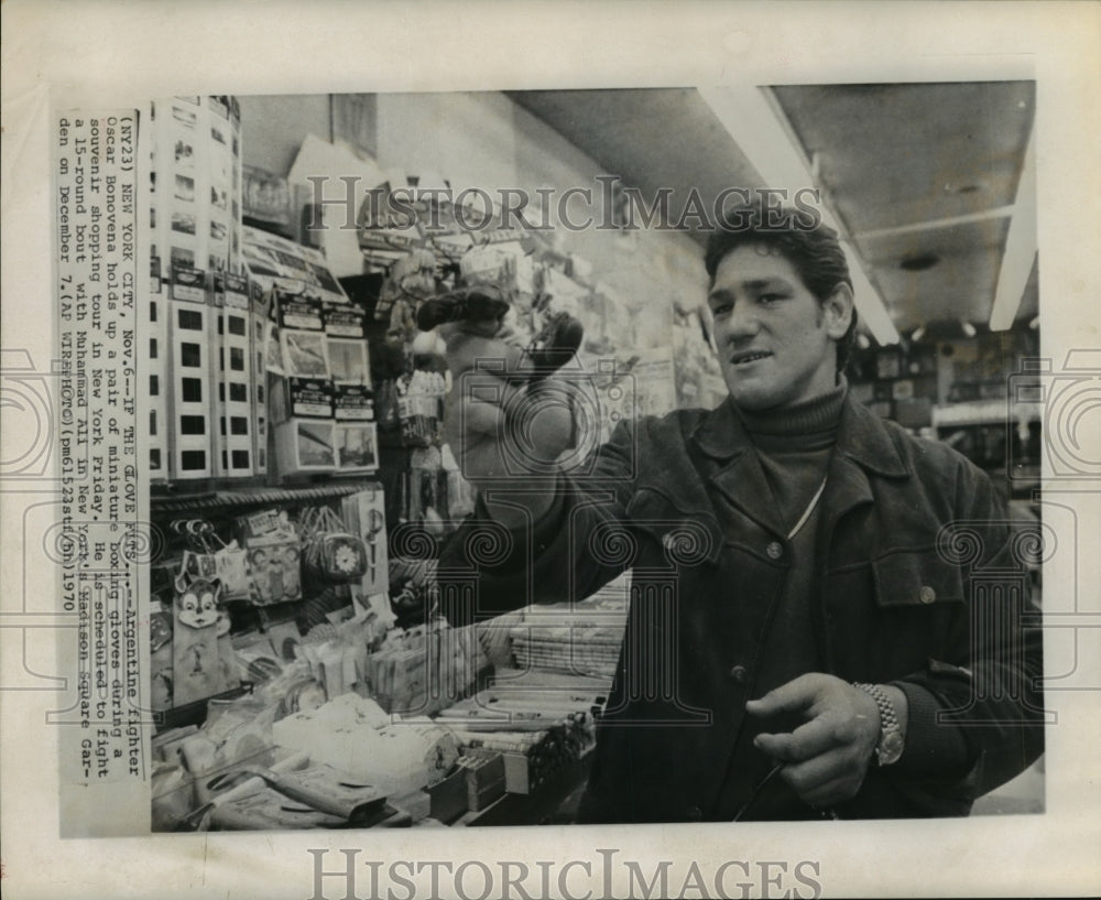 1970 Press Photo Argentine Fighter Oscar Bonovena Holds Miniature Boxing Gloves.- Historic Images