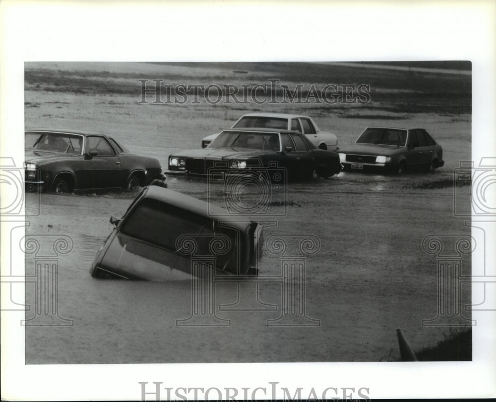 1989 Press Photo Flooding on Feeder Road &amp; I-45 at South Belt, Hurricane Chantal- Historic Images