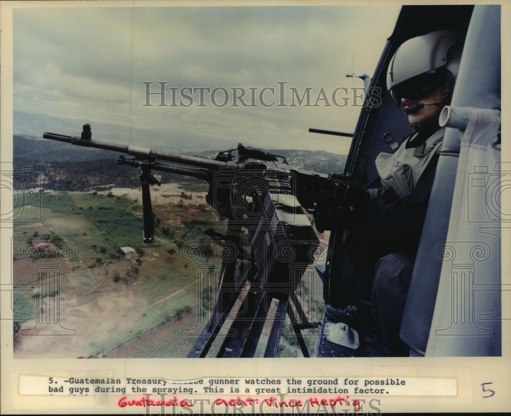 1990 Press Photo Guatemalan gunner surveys ground from helicopter - hcx06083- Historic Images