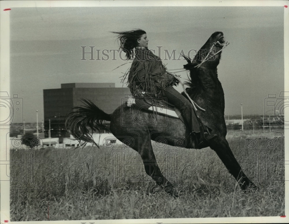 1979 Press Photo Lady does a difficult slide-stop move on her horse - hcx06133- Historic Images