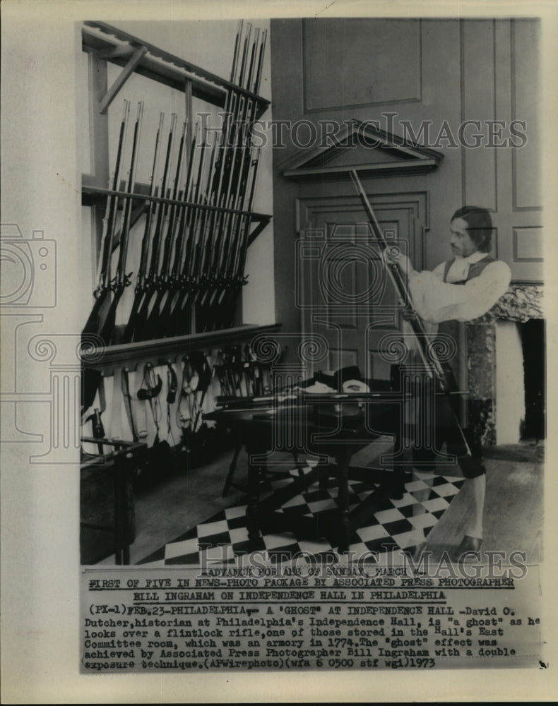 1973 Press Photo David O. Dutcher Historian at Philadelphia's Independence Hall