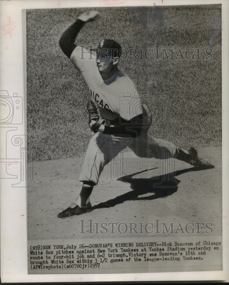 1957 Press Photo Chicago White Sox Pitcher Dick Donovan Throws Against Yankees.- Historic Images