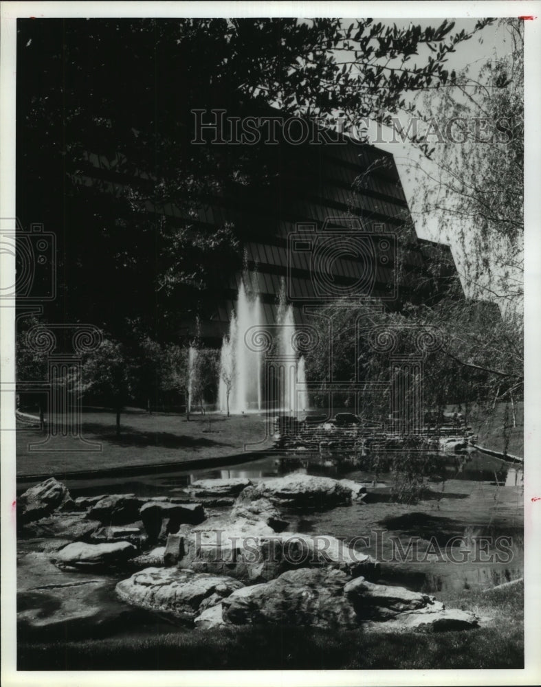 1991 Press Photo Fountain Outside The IMSL Inc., A Software Maker in Houston