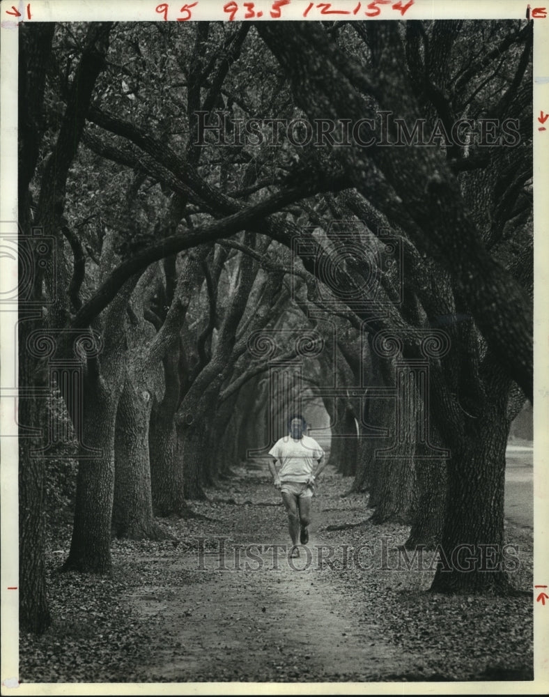 1980 Press Photo R.J. Haver, University of Houston Professor Jogs - hcx06900- Historic Images