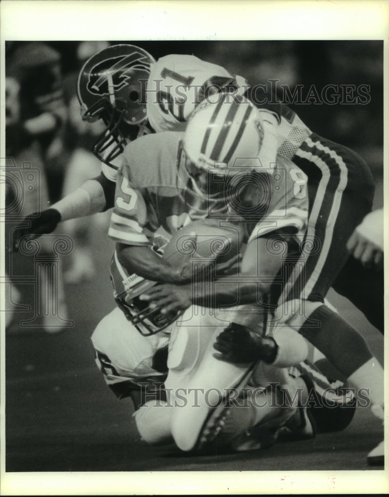 1986 Press Photo Football Player Drew Hill Gets Taken Down by Donald Wilson.- Historic Images