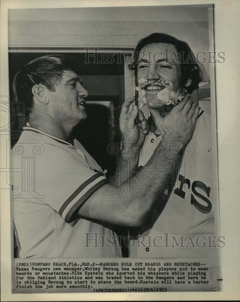 1973 Press Photo Texas Rangers Whitey Herzog Shaving Mike Epstein&#39;s Beard, FL- Historic Images