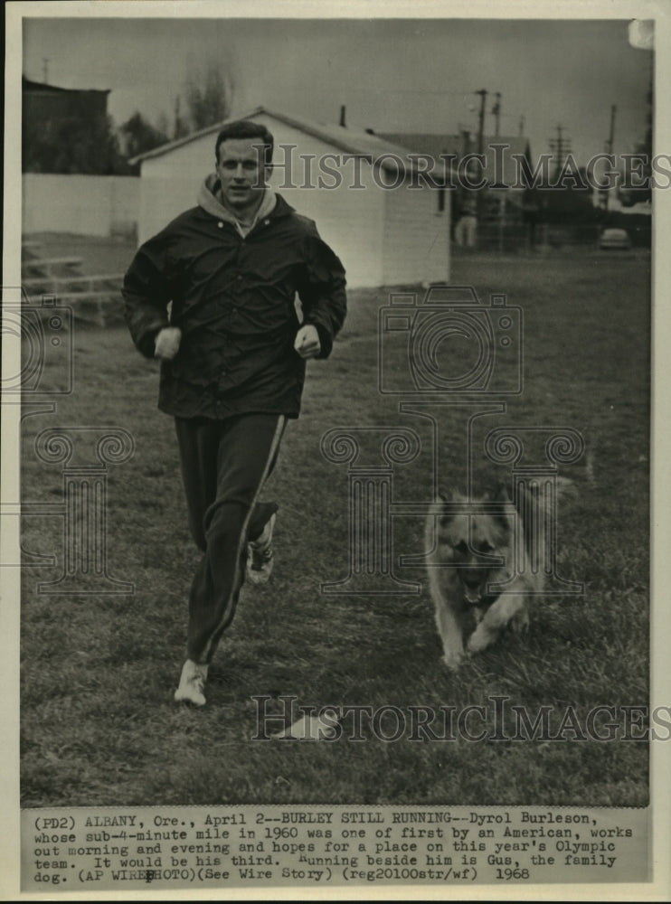 1968 Press Photo Olympic runner Dyrol Burleson running with Gus, the dog- Historic Images