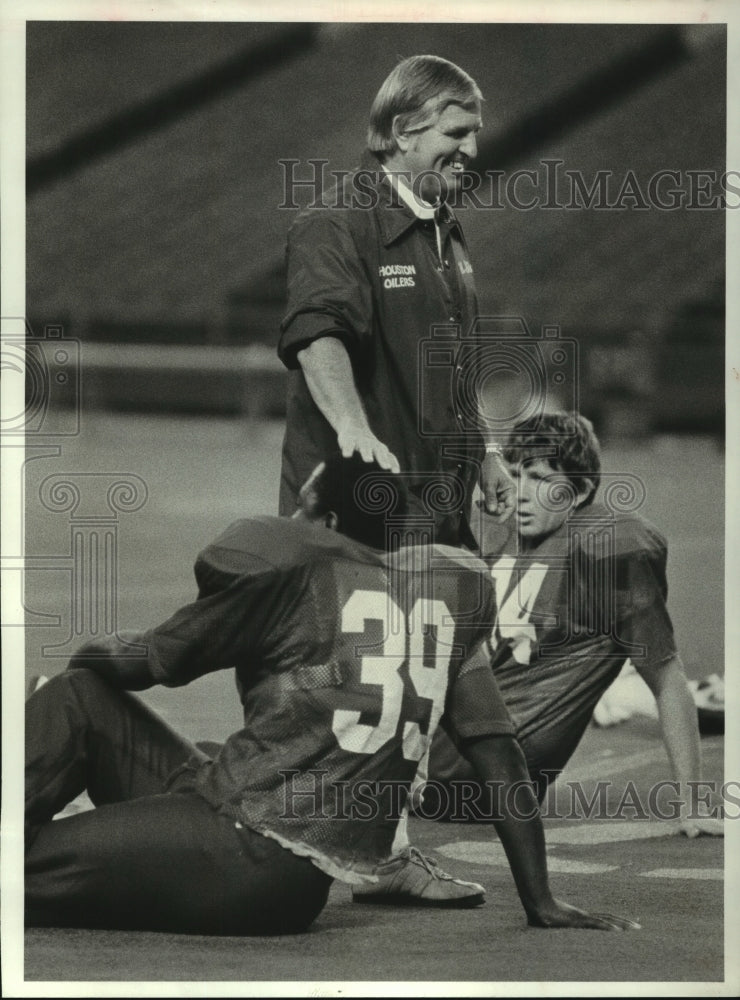 1982 Press Photo Halfback Adger Armstrong Gets Pat From Football Coach Ed Biles- Historic Images