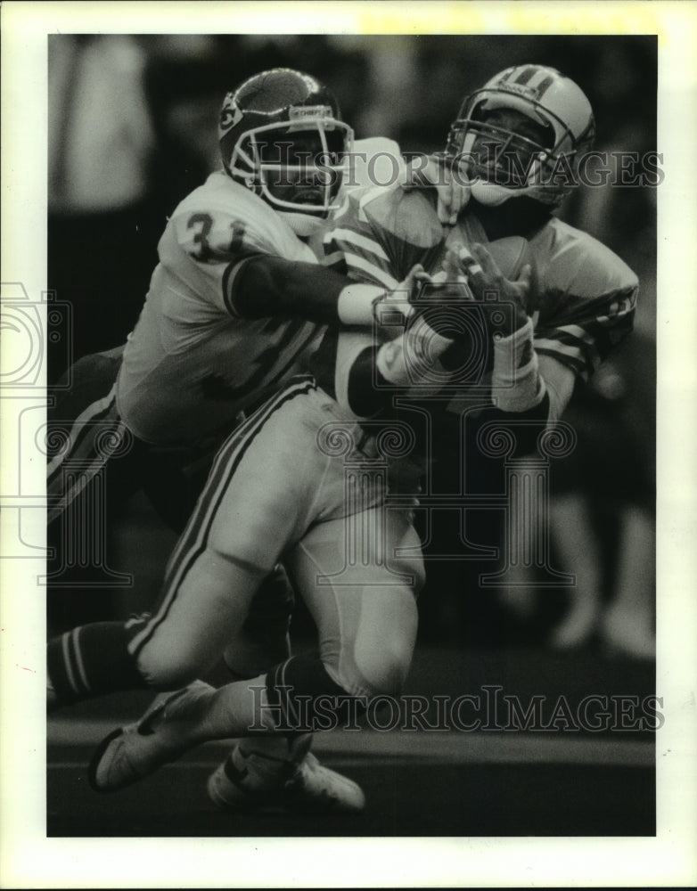 1988 Press Photo Houston Oilers Ernest Givins &amp; Touchdown Pass With Kevin Ross- Historic Images