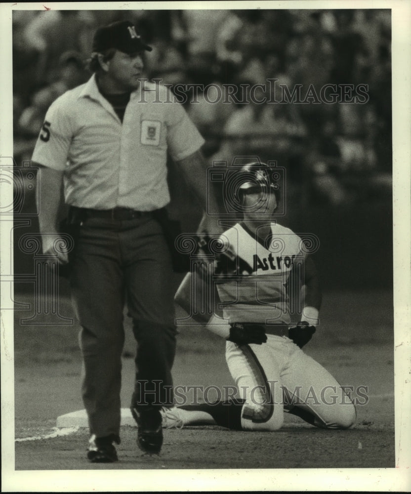 1985 Press Photo Houston Astro Baseballs' Jose Cruz Out By Umpire Jim Quick