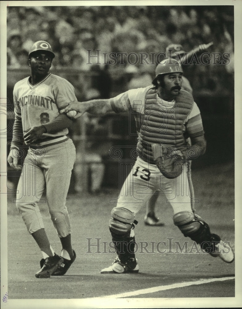 1989 Press Photo Astros' Joe Ferguson tags Cincinnati's Joe Morgan - hcx07861