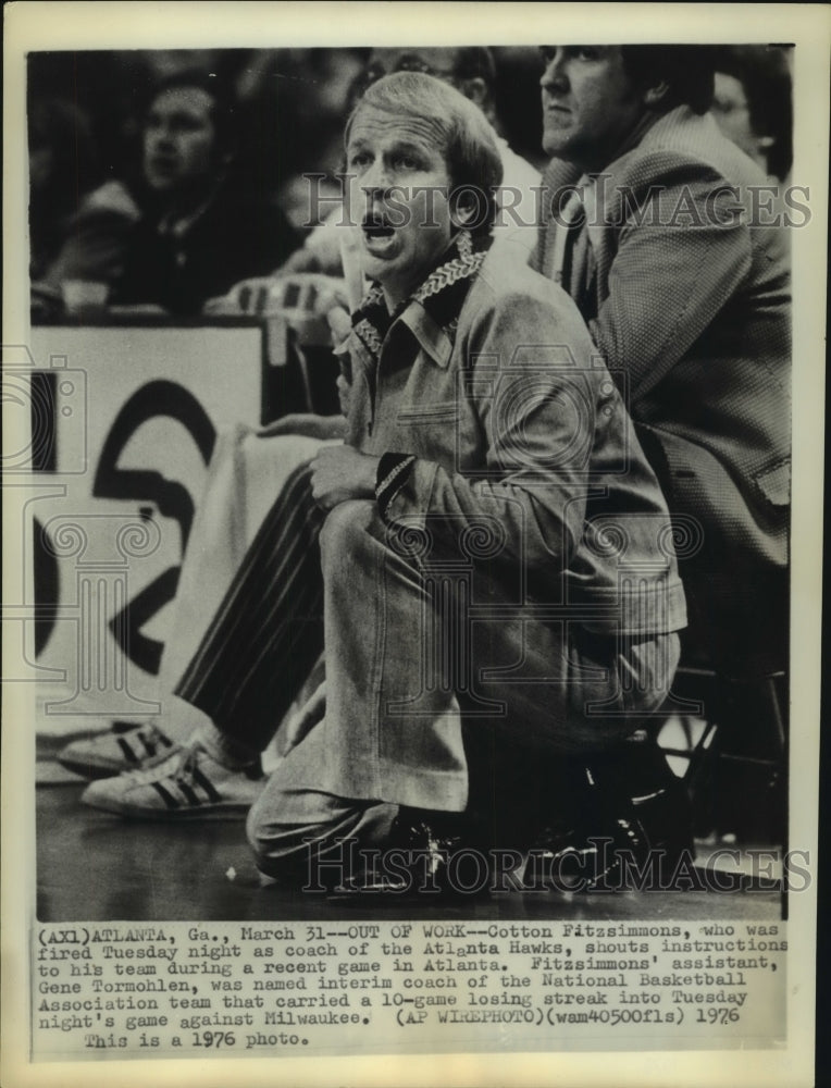 1976 Press Photo Cotton Fitzsimmons Shouts Instructions To Atlanta Hawks Team.- Historic Images
