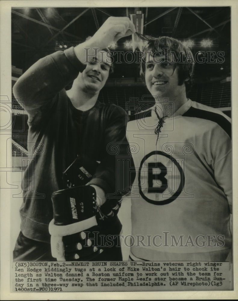 1971 Press Photo Bruin Ken Hodge takes a lock of Mike Walton&#39;s hair, Hockey- Historic Images