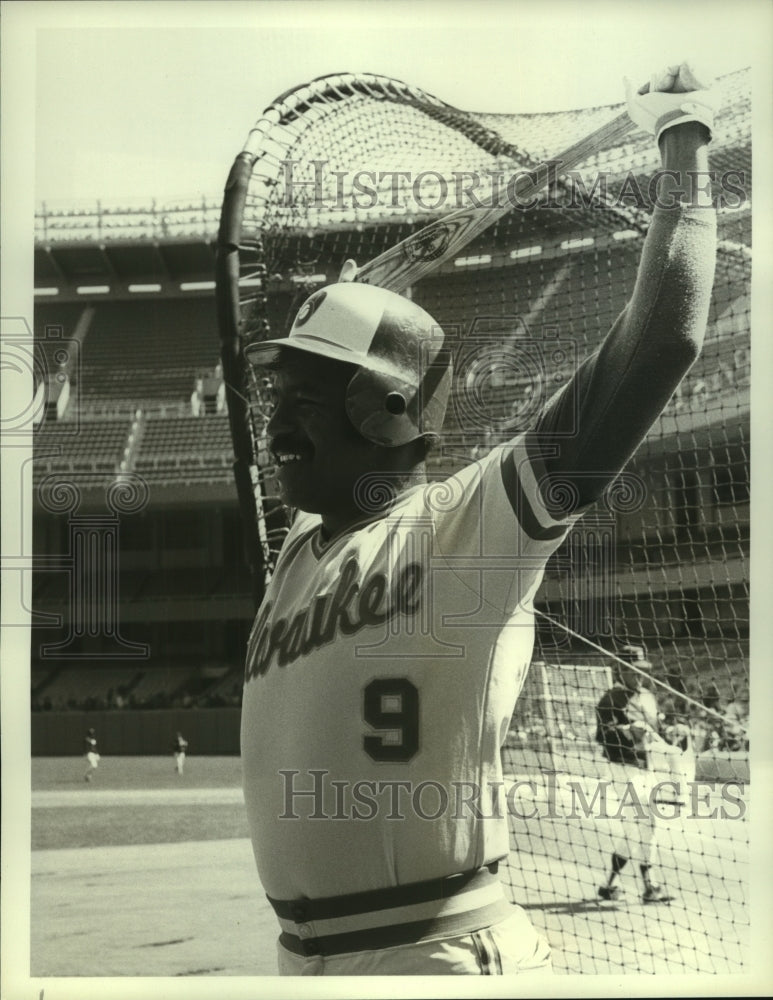 1979 Press Photo Milwaukee Brewers Outfielder Larry Hisle Flexes HIs Muscles.- Historic Images