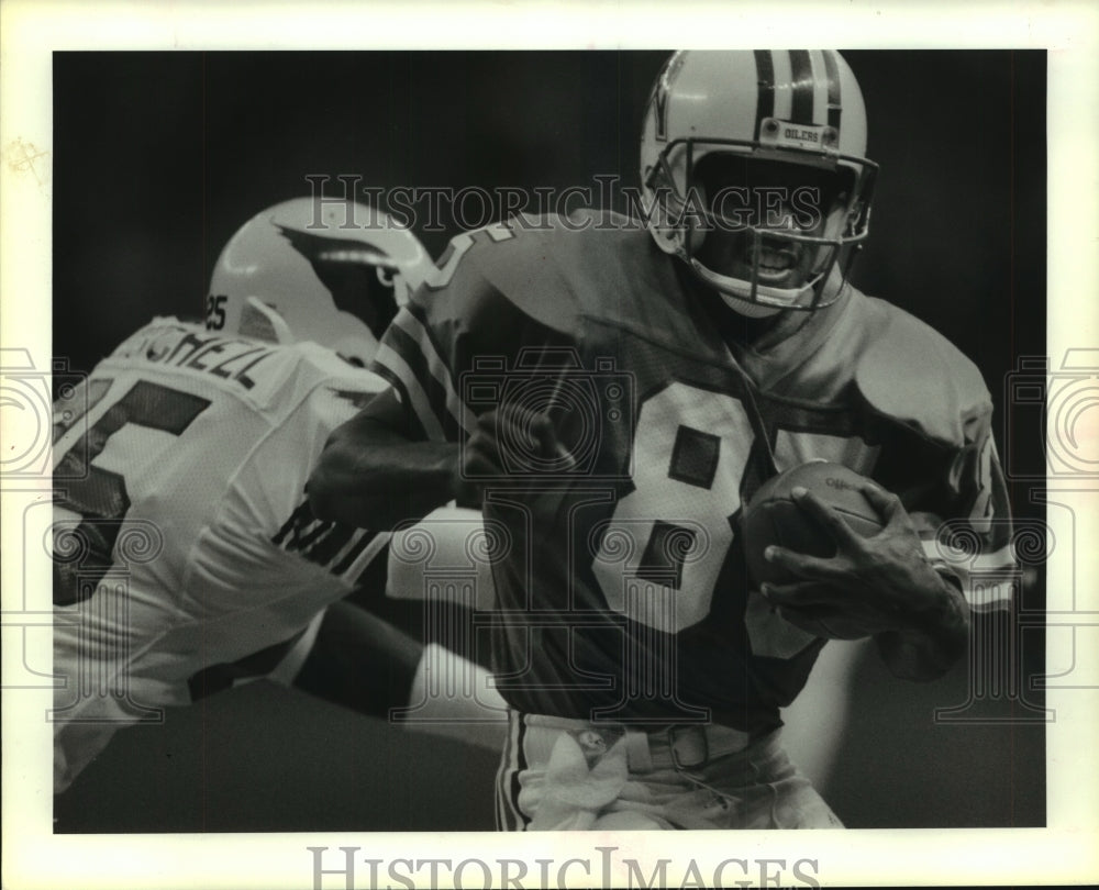 1988 Press Photo Houston Oilers Drew Hill Slips Past Cardinal Roland Mitchell.- Historic Images