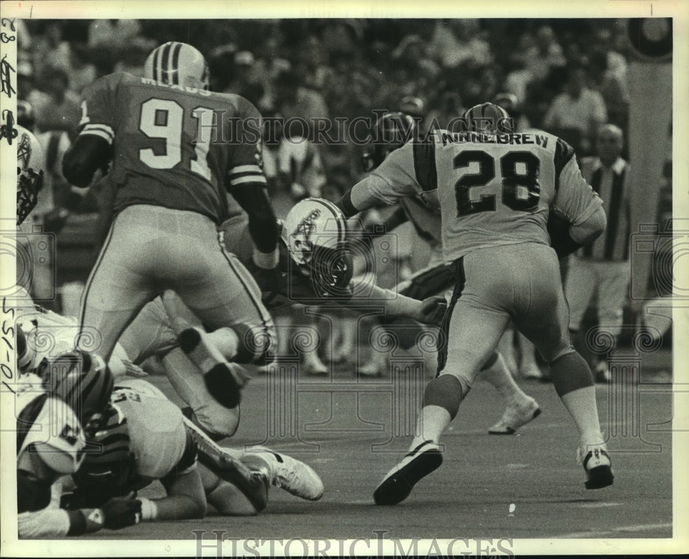 1984 Press Photo Cincinnati Bengals Larry Kinnebrew, Houston Oilers Johnny Meads- Historic Images