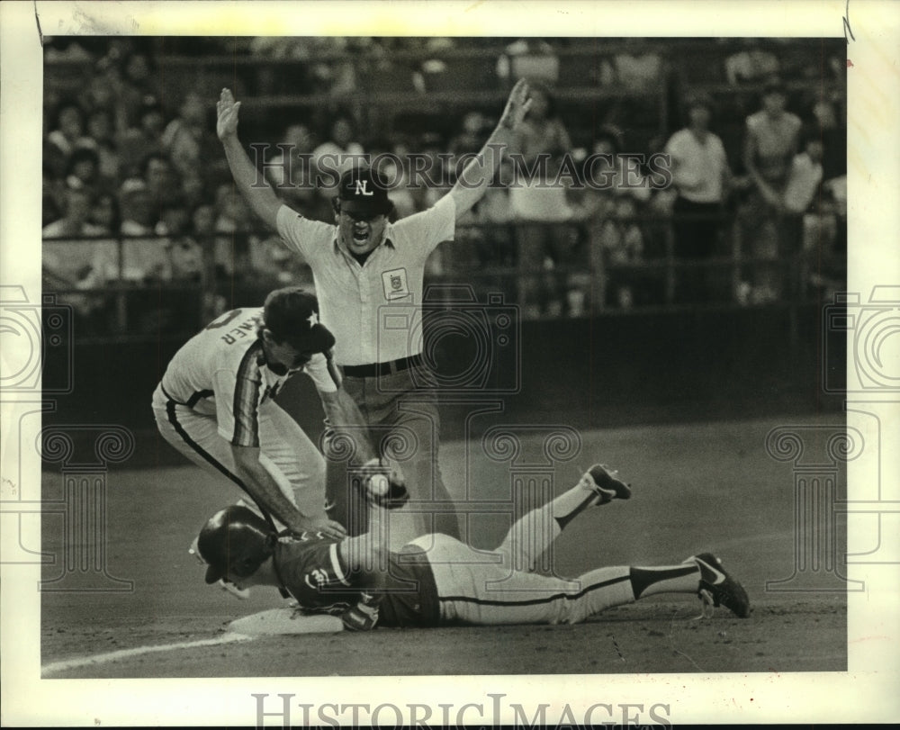 1983 Press Photo Cubs Ron Cey Safe on Base as Umpires Signals to Houston Astros.- Historic Images