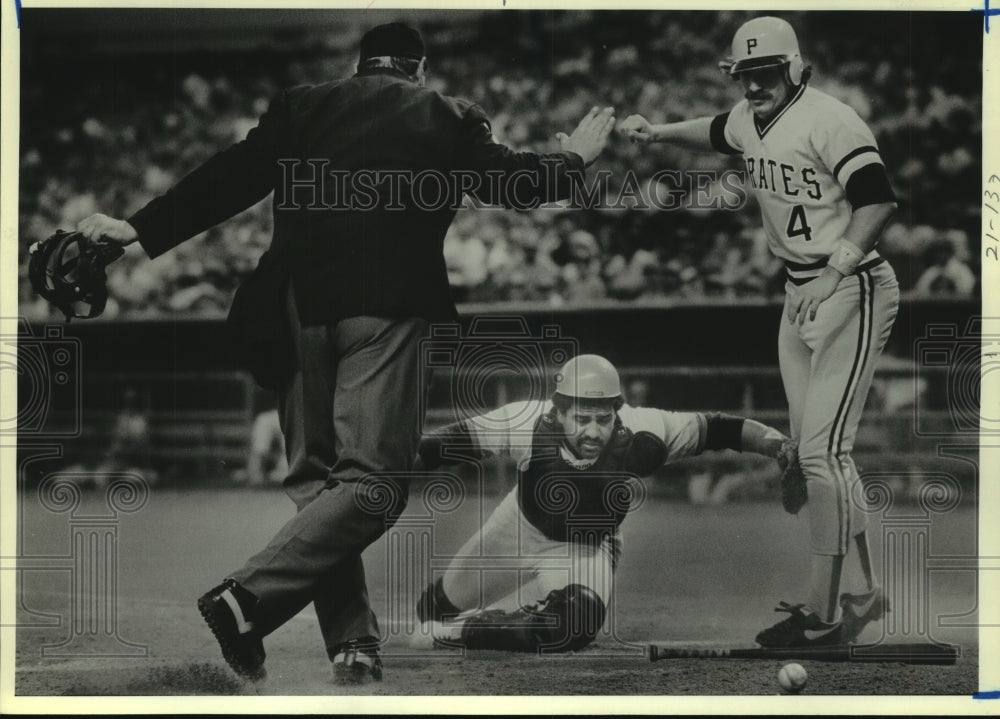 1981 Press Photo Dale Berra of Pirates and Houston Astro Luis Pujols - hcx08128- Historic Images