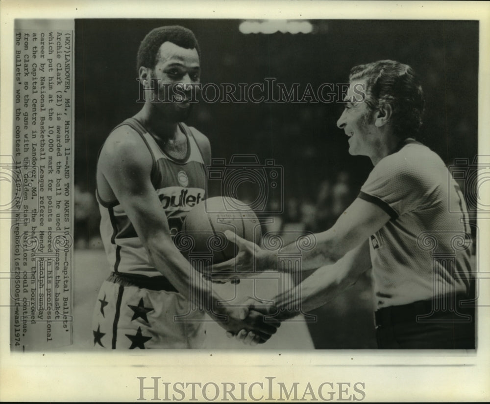 1974 Press Photo Capital Bullets' Archie Clark Awarded Ball He Scored 10,000 pts- Historic Images