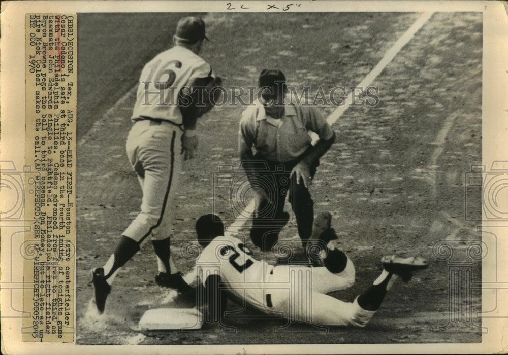 1970 Press Photo Houston Astro Centerfielder Cesar Cedeno Is Safe At Third Base.