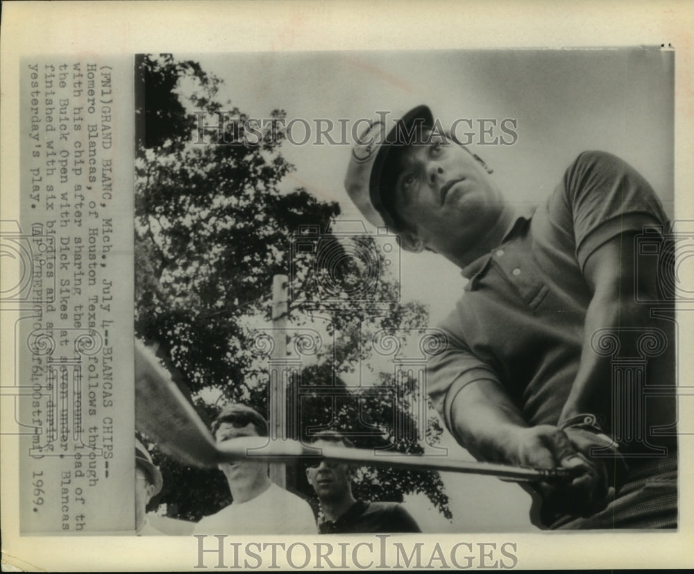 1969 Press Photo Golfer Homero Blancas Of Houston Follows Through at Buick Open.- Historic Images