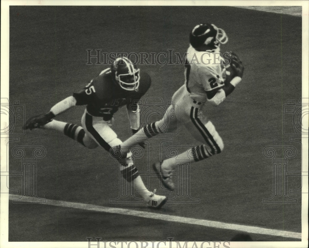1980 Press Photo Donnie Love chases Arkansas' Bobby Duckworth, football- Historic Images