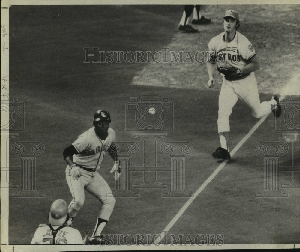 1973 Press Photo Houston Astros pick off Tito Fuentes between 3rd base and home- Historic Images