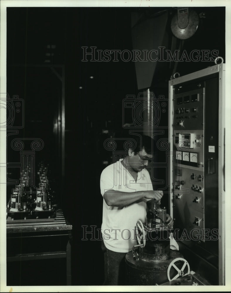 1992 Press Photo Worker Torque Tests Actuators at Keystone Controls Inc. Houston- Historic Images