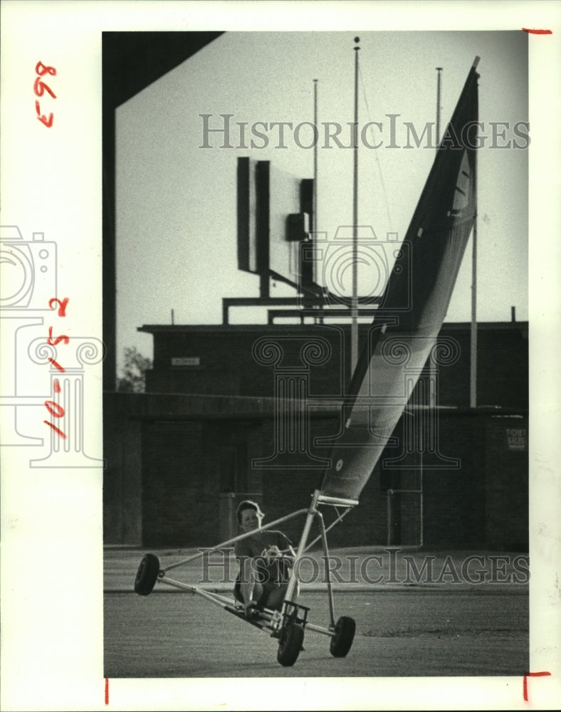 1983 Press Photo Patsy Jones enjoys her Spectrum Landsailer, Rice U Stadium- Historic Images