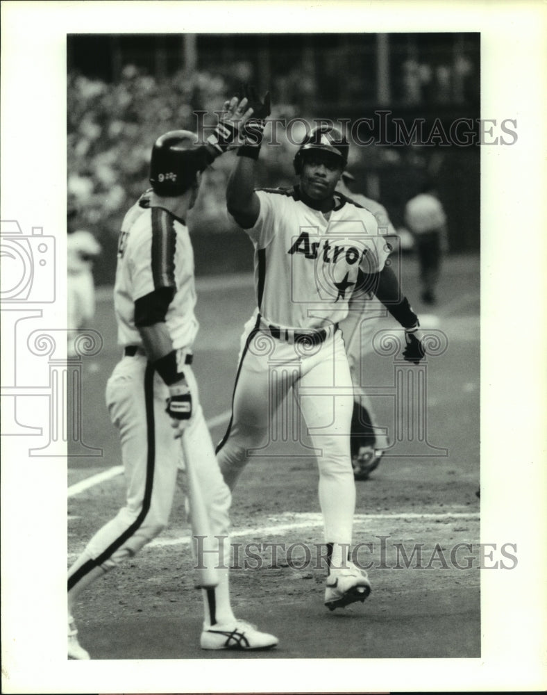 1990 Press Photo Houston Astros On-Deck Hitter Alex Trevino Greets Eric Anthony.- Historic Images