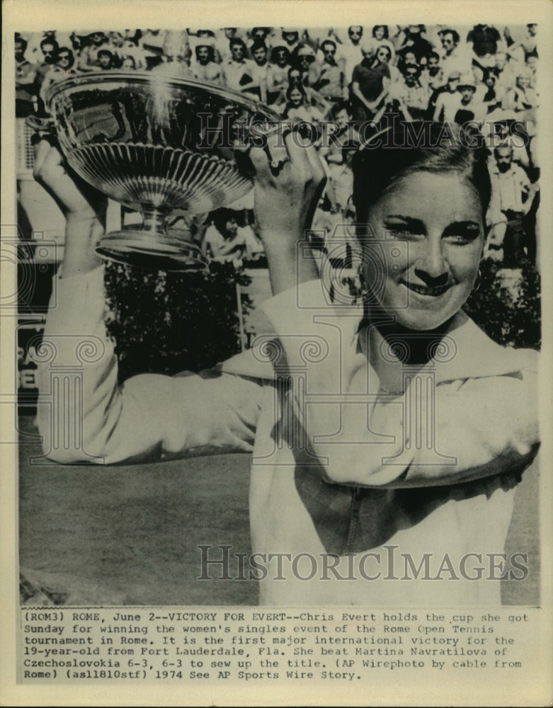 1974 Press Photo Chris Evert holds the cup from Rome Open Tennis tournament- Historic Images