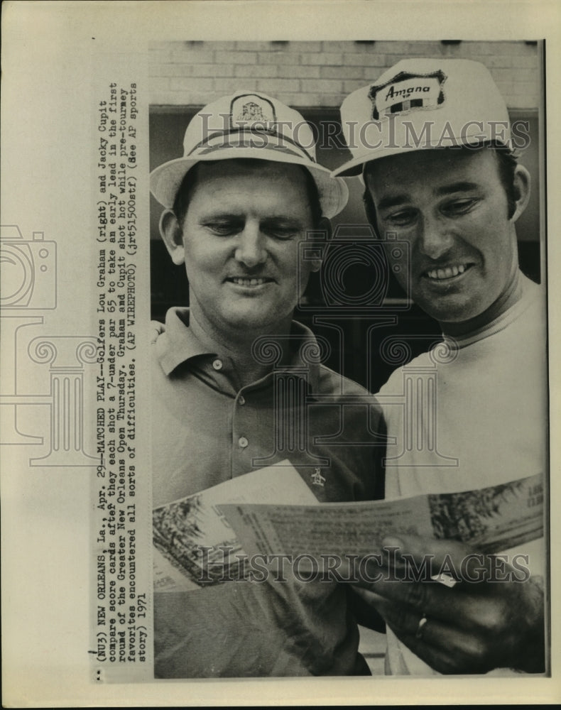 1971 Press Photo Golfers Lou Graham &amp; Jacky Cupit Compare Score Cards, LA.- Historic Images