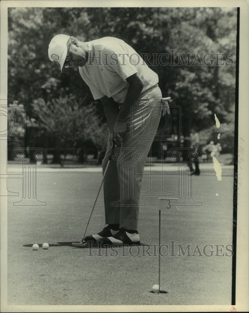 1969 Press Photo Golfer Tommy Aaron gets ready to putt - hcx09196- Historic Images