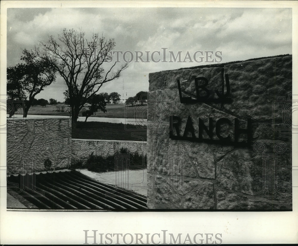 1962 Press Photo Cattle gate at LBJ Ranch, Texas - hcx09304- Historic Images