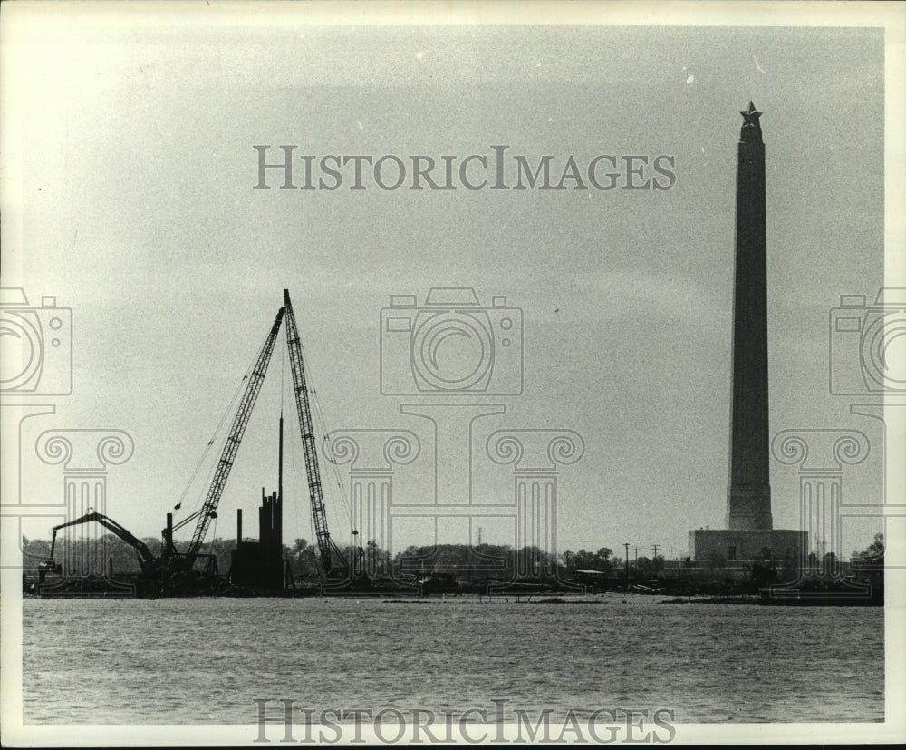 1973 Press Photo Tower and cranes work construction Land Subsidence, Houston, TX