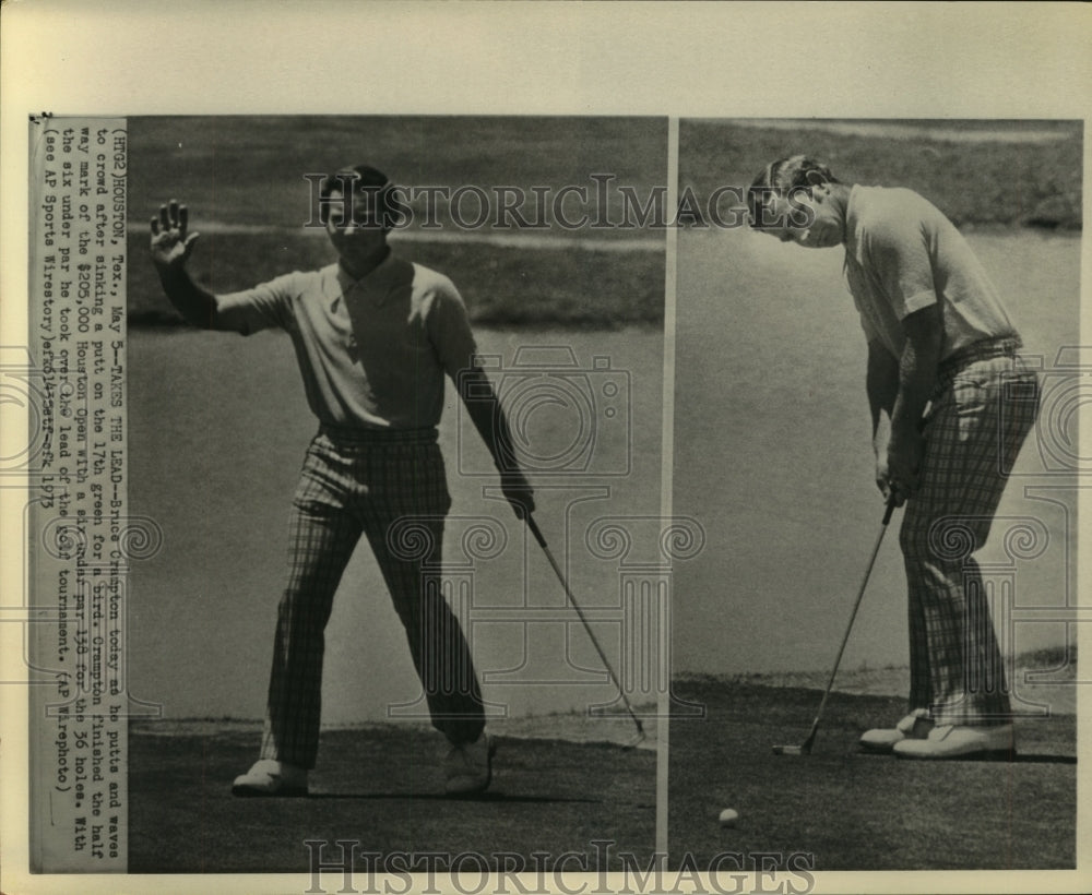 1973 Press Photo Golfer Bruce Crampton Putts &amp; Waves to Crowd at Houston Open.- Historic Images